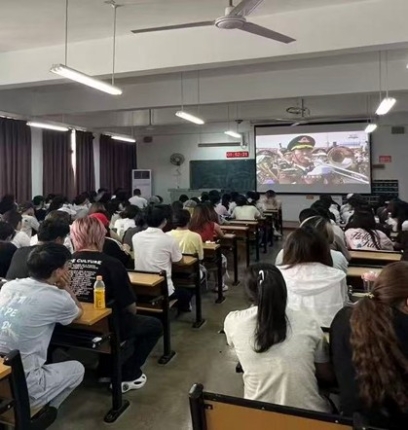 观阅兵、感使命——汉口学院音乐学院师生集中收看中共中央、国务院、中央军委在人民大会堂举行的“纪念中国人民抗日战争暨世界反法西斯战争胜利80周年大会”